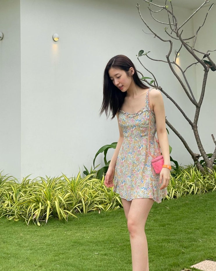  여름 휴양지 여행 패션에서 바캉스룩으로 스파 브랜드 자라 여자 민소매 끈나시 꽃무늬 미니 원피스 코디 w. 아린