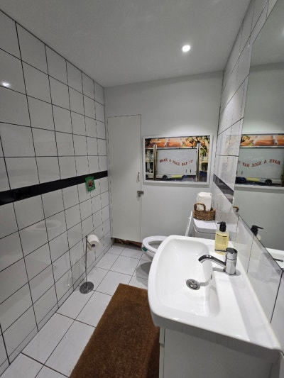 Omuomu Restroom — photo 1