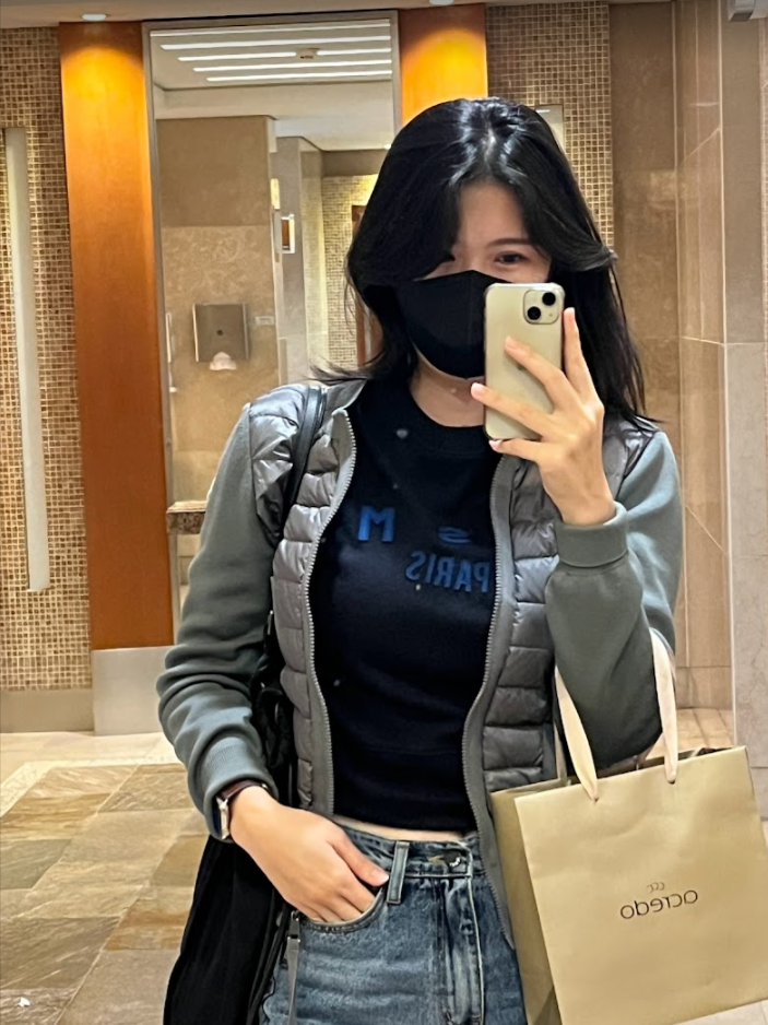 [몽클레어] 몽클레어 여자 니트 패딩 가디건 s사이즈 착용샷