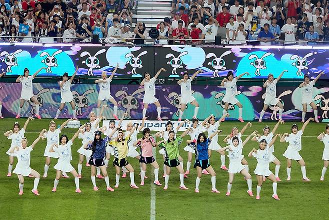 뉴진스는 <b>하프타임</b> 쇼 ! <b>아이브</b>는 美 롤라팔루자 ! 4世帶... 