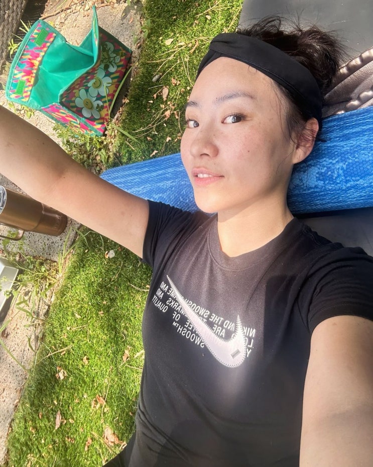  조현아의 런닝화로 쿠션 좋은 그래서 푹신한 착화감으로 크림에서 인기인 발 편한 여성 나이키 V2K 여자 운동화 정보