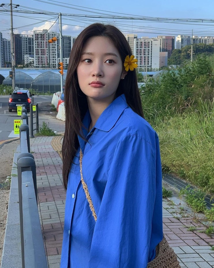  청량한 꽃미모가 열일(?)한 정채연의 푹신한 그 잡채인 발 편한 여름 여자 샌들 브랜드 크록스 키티 정보