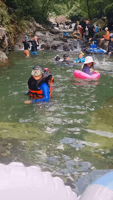  서울근교 계곡 물놀이 지장산 수심 깊고 얼음같이 차가운 물