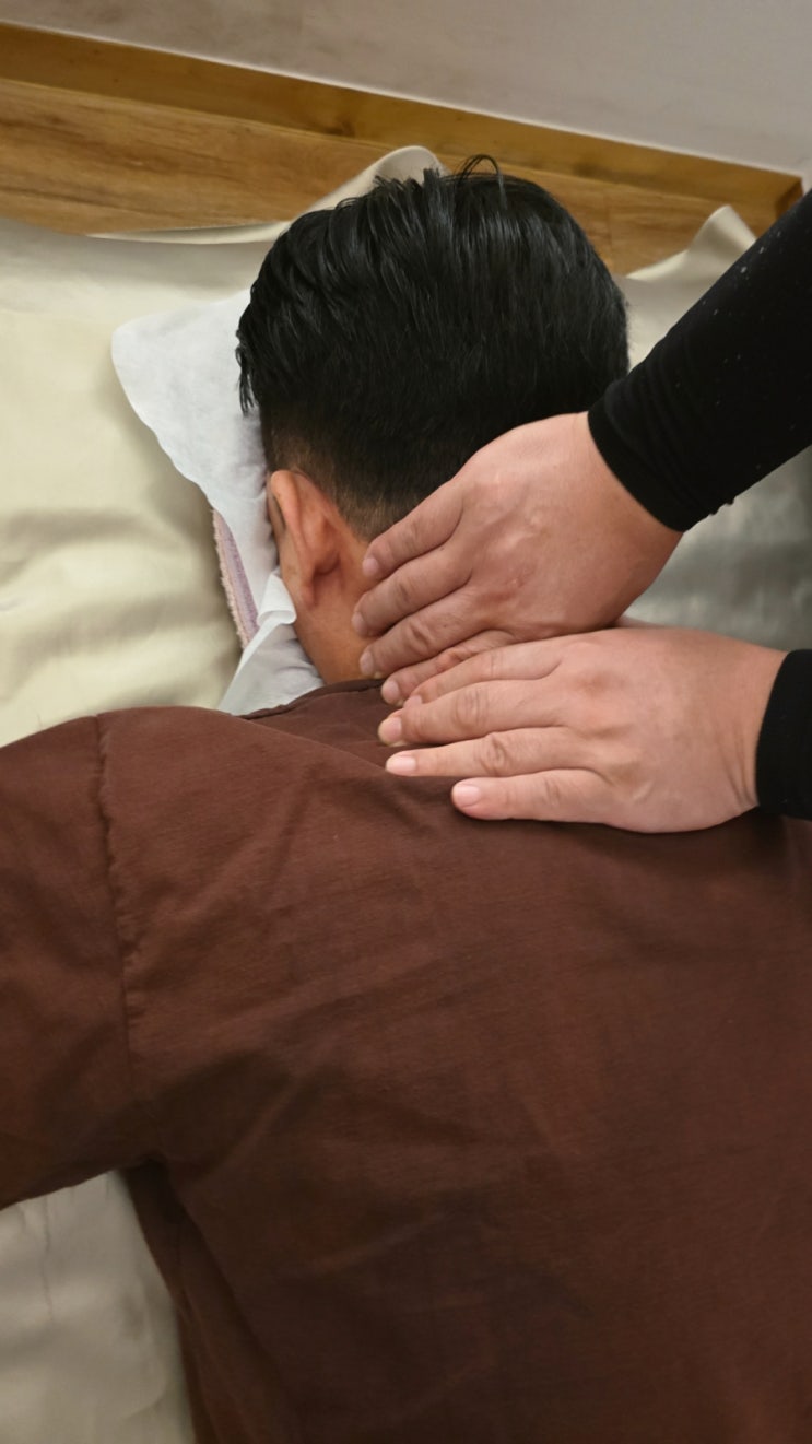  호평동 스포츠마사지 정통중국마사지 웰바디케어샵 추천. 담든 목근육 풀기