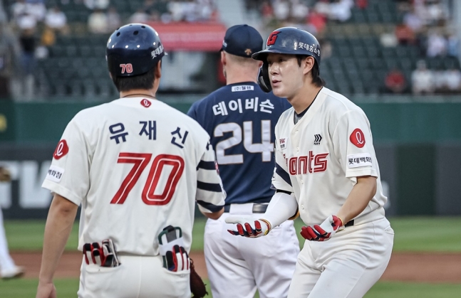 롯데 팀 통산 2500승 달성…나승엽 <b>결승타</b>+김원중 '9경기... 