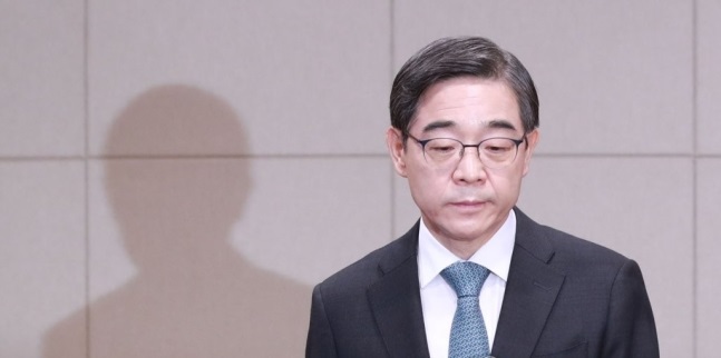검찰 '<b>50억 클럽</b>' 권순일·<b>홍선근</b> 불구속 기소