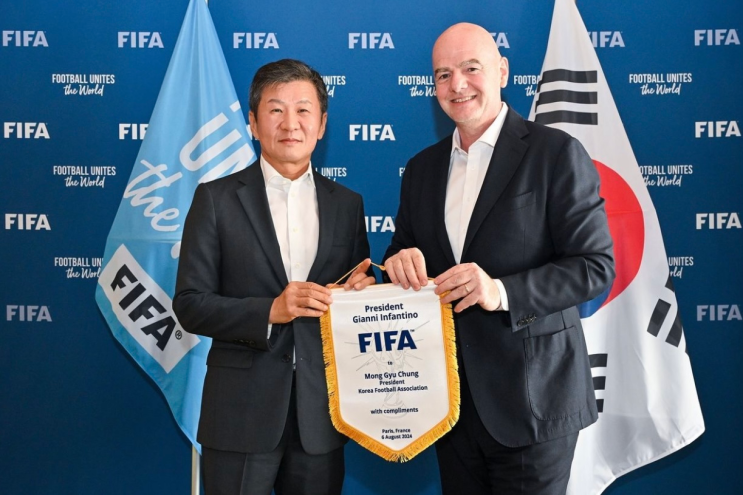 정몽규 회장의 에세이 <축구의 시대>, 인판티노 FIFA 회장에게 선물한 이유와 팬들의 냉담한 반응 정몽규 회장의 에세이 <축구의 시대>, 인판티노 FIFA 회장에게 선물한 이유와 팬들의 냉담한 반응