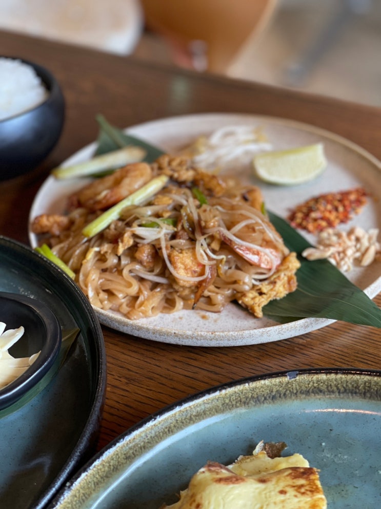  아기의자와 식기가 있는 연희동 맛집 사색연희