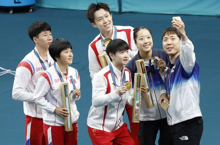 (뉴스인)[2024 파리올림픽] 북한 <b>선수단</b>, <b>삼성</b> 스마트폰 지급... 