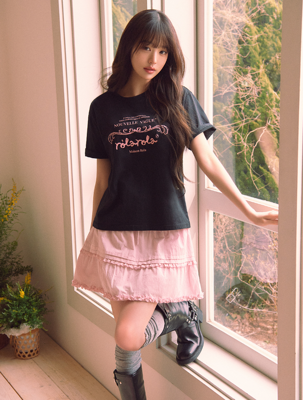  주말 데이트룩은 코튼 소재의 편안하고 러블리한 프릴 플레어 미니 스커트 코디 어때요? w. 장원영