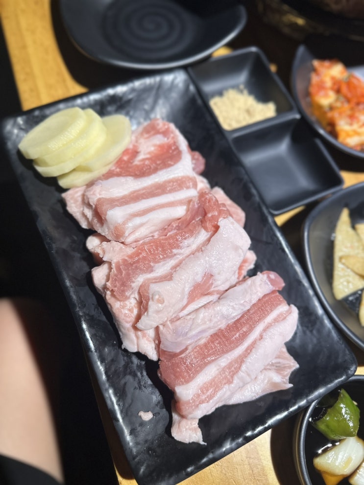  우돈청 압구정로데오 고기집 연예인맛집 테라스 있는 회식 고기 구워주는 맛집 추천