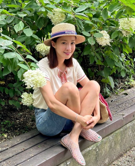  무더운 여름 몰캉몰캉 젤리 타입의 명품 더로우 플랫 슈즈 코디와 함께한 이시영의 센스 있는 데일리룩