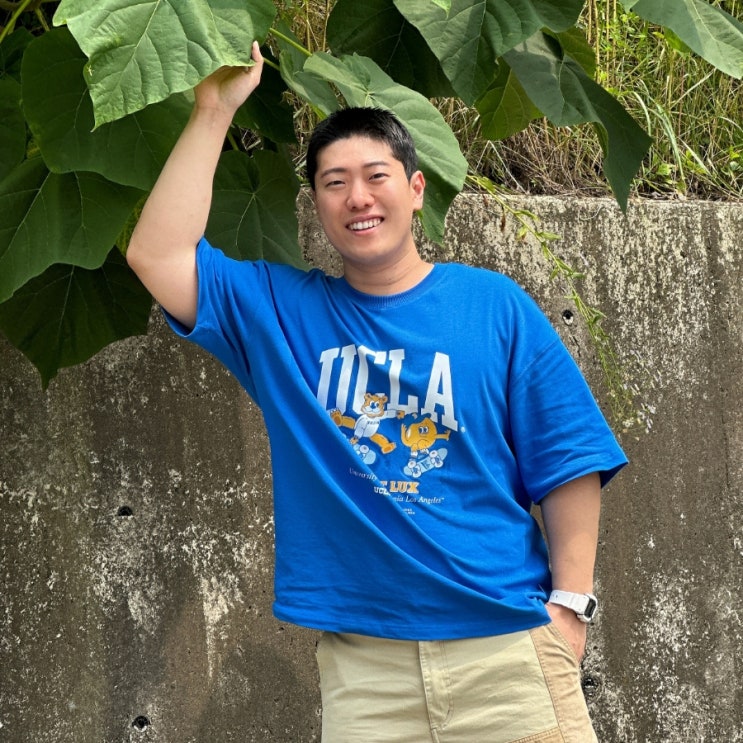  남자 파란색 티셔츠 코디 ucla 귀여운 그래픽 반팔티