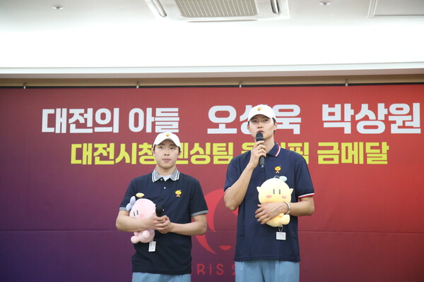 ‘<b>금의환향</b>’ <b>오상욱</b>‧박상원 “성심당 뛰어넘는 선수 되겠다”