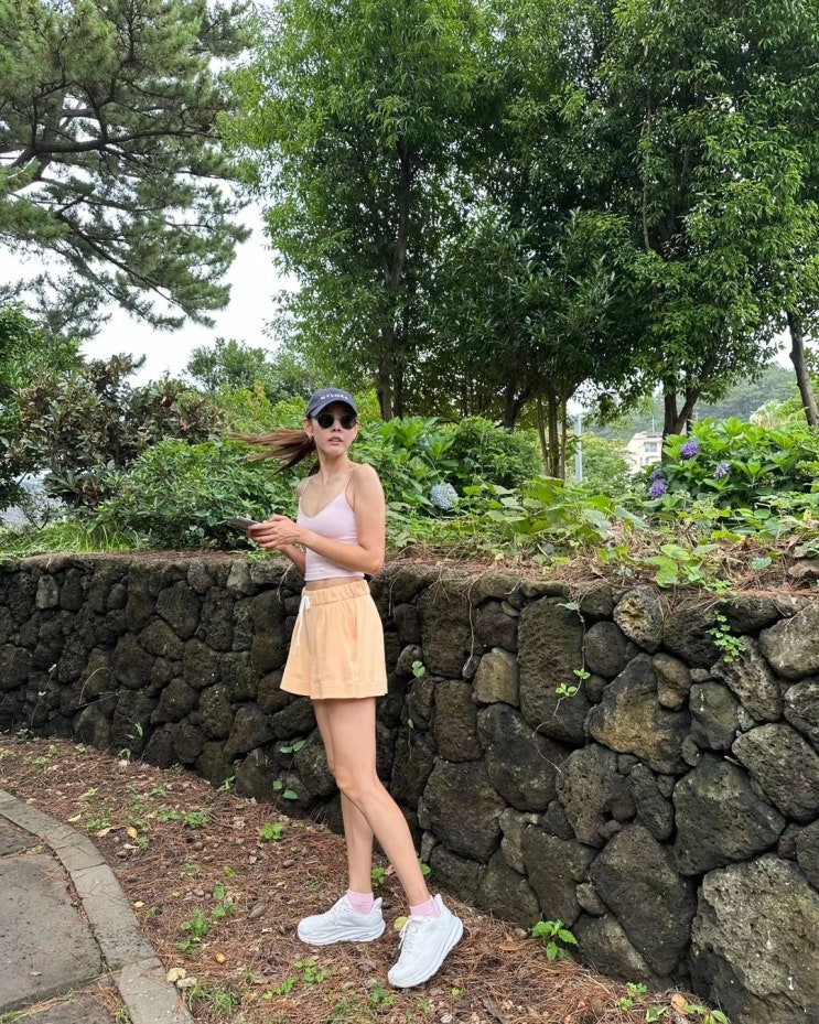  한혜진의 여름날 여성 애슬레저룩 분위기의 여행 패션! 나일로라 오렌지 와플 쇼츠 팬츠 반바지 여자 코디 정보