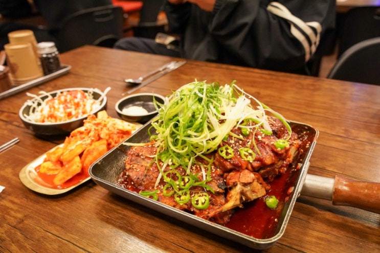  첨단 맛집 살집 두툼한 등뼈요리의 뼈칼집