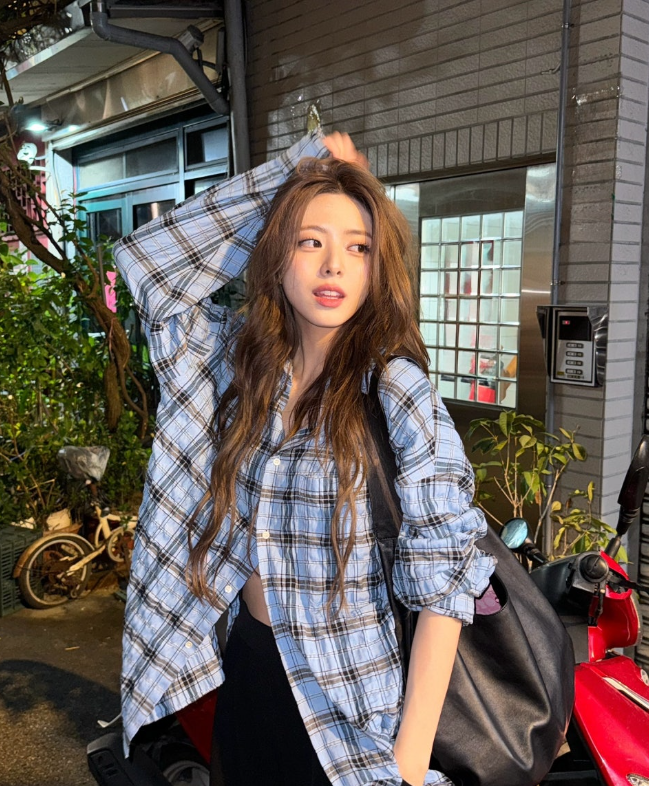  있지 유나의 대만 여름 여행에서 함께한 패션으로 여자 꾸안꾸룩 느낌의 린넨 소재의 블루 체크 셔츠 코디