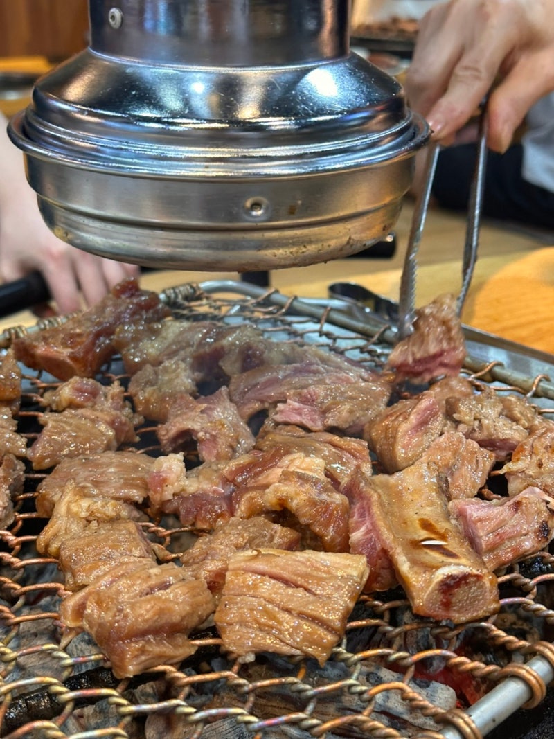 광명사거리역 돼지갈비 맛집 ‘홍천화로구이’