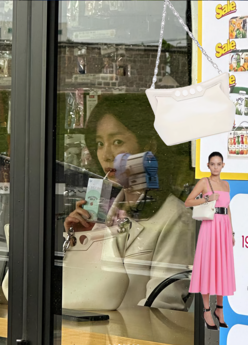 뭔가 들킨 듯 한지민의 40대 가방 브랜드 알렉산더맥퀸 명품백 정체