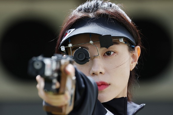 [속보] '<b>사격</b> 은메달' <b>김예지</b>, <b>기자회견</b> 도중 쓰러져 실신