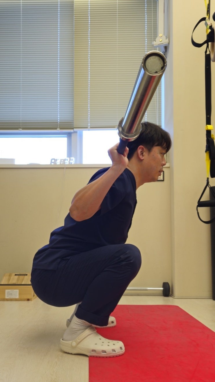  스쿼트 운동 중 무릎 통증 및 고관절 찝힘이 발생하는 원인!!