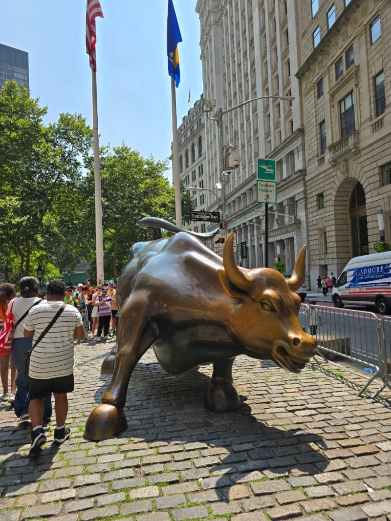 뉴욕여행 #4 월스트리트 그리고 황소동상 Charging Bull | 트리니티 교회 | 영화촬영지 | 울프오브워스트리트 | 슈츠 |  돌진하는 황소 | NYSE 뉴욕증권거래소 : 네이버 블로그, image size:800x1067