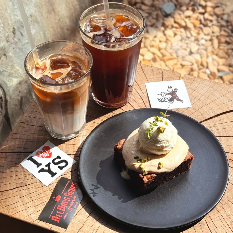 용산 카페 올딧세 이색적인 동굴 컨셉