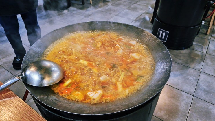  서산 닭볶음탕 해담솥뚜껑-거대한 솥뚜껑에 끓여먹는 예천동 묵은지 닭볶음탕 맛집