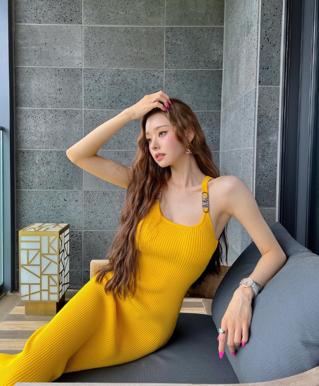  럭셔리한 명품 브랜드 마이클코어스의 민소매 나시 니트 롱 원피스 코디의 매력을 보여준 프리지아