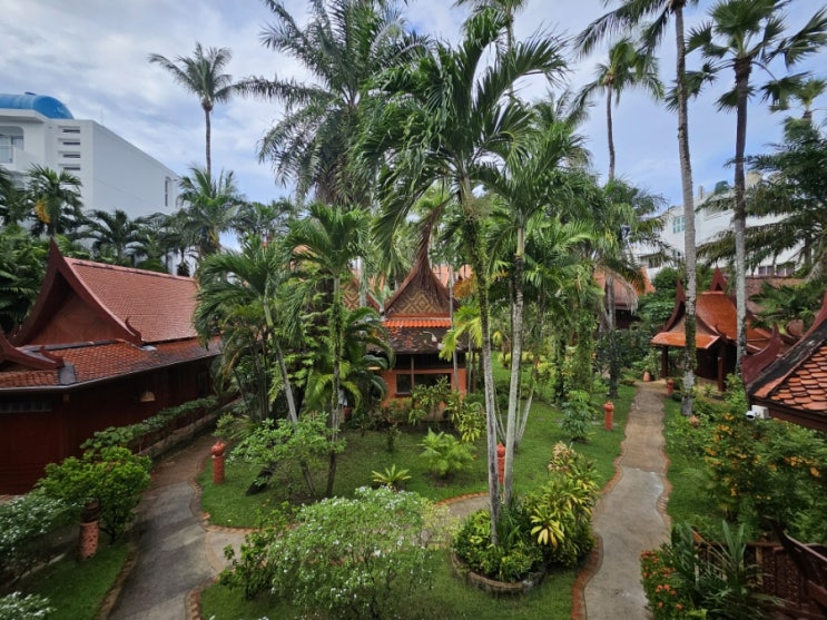  정원 건물이 이쁜 로얄 파와디 빌리지 빠통 비치호텔(Royal phawadee village patong beach hotel)