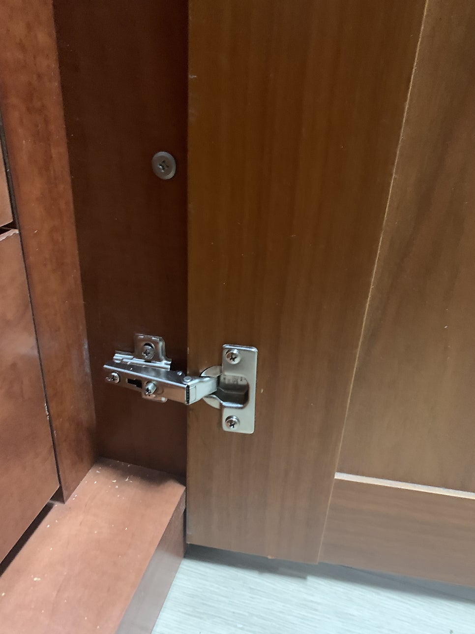 떨어진 장농문짝 경첩수리 전문