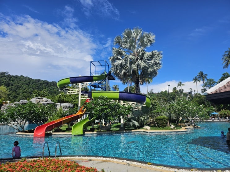  푸켓 워터슬라이드가 있는 수영장이 넓은 두앙짓리조트(duangjitt resort and spa)