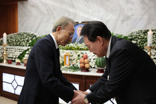 윤석열 <b>대통령</b>, “MB(<b>이명박</b>) 전 <b>대통령</b> 부부와 다음주 <b>만찬</b>... 