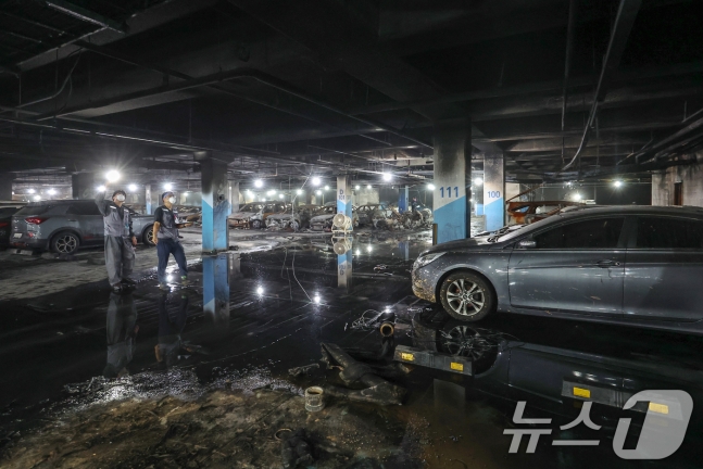 "지상 가라" 전기차 포비아 확산…유럽은 이미 '지하 주차금지' "지상 가라" 전기차 포비아 확산…유럽은 이미 '지하 주차금지'