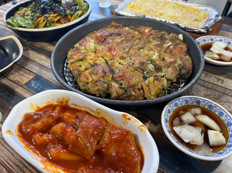  회기역을 지키는 역사와 전통의 파전골목 <이모네왕파전> (가성비세트 4번)