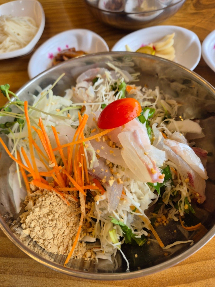  오이도 물회 맛집 해상공원 횟집 회가 가득히 들어 있는 물회