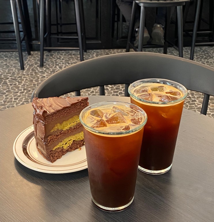  부산 전포 카페 - 두바이 초콜렛 케이크가 있는 전포동 디저트 맛집 [리액트 전포카페점]