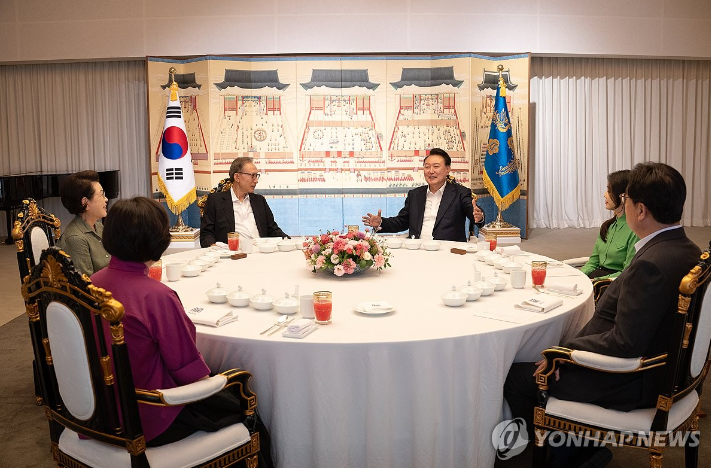 윤석열 <b>대통령</b>, <b>이명박</b> 전 <b>대통령</b>과 첫 부부 동반 <b>만찬</b>…국정... 