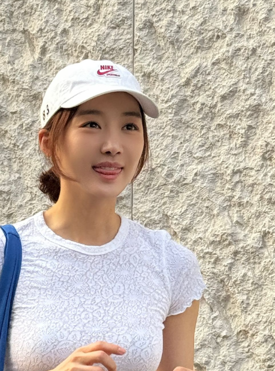  장희진의 여름 꾸안꾸룩 패션으로 여자 치마에 잘 어울리는 운동화! 반스 어센틱 리이슈 LX 44 스니커즈 정보