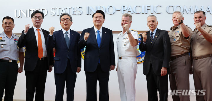 <b>국방장관</b> <b>김용현</b>·안보실장 신원식…尹 안보라인 연쇄이동