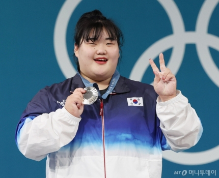 파리 올림픽 <b>역도 박혜정</b> 한국신기록 세우며 <b>은메달</b>