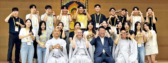절 소개팅 현장 찾은 <b>주형환</b> 저출산위 <b>부위원장</b> | 한국경제