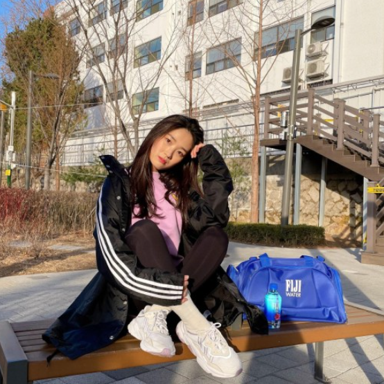  어글리슈즈의 원조로 여자 연예인들도 즐겨 신는 런닝화 베이스의 아디다스 오즈위고 운동화 살펴보기