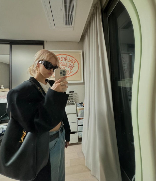  인간 입생로랑 로제의 사복 패션에 함께한 빅백으로 명품 브랜드의 고급스럼이 느껴진 YSL 여자 빅백 가방 추천