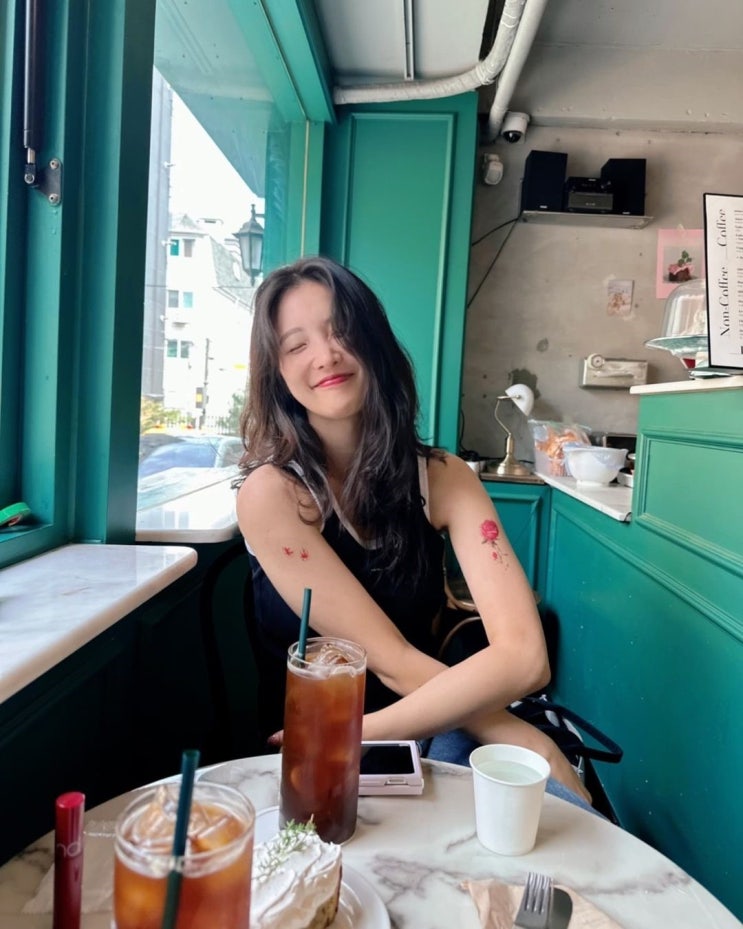  20대 여자 패션 배우 남지현 인스타그램 코디, 베루툼 스몰 로고 슬리브리스 블랙 추천!