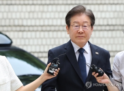 VS  <b>이재명</b> "<b>김경수</b>, 국민과 민주당 위해 큰 역할 기대"