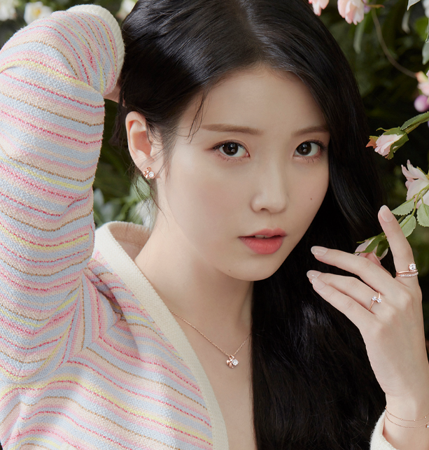  아이유와 함께한 매력적인 쥬얼리 브랜드 제이에스티나의 데일리 귓볼 귀걸이 정보