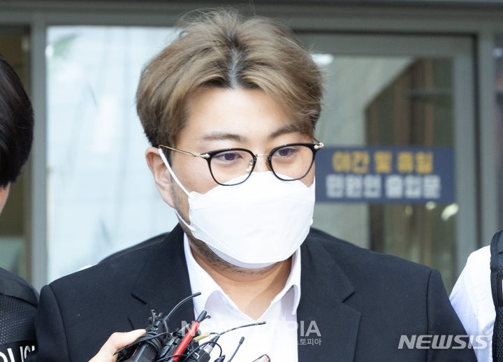 ‘뺑소니 혐의’ <b>김호중</b>, 구속 기간 2개월 <b>연장</b>...오는 10월까지