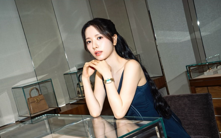  김지연의 데일리 여성 손목 메탈 시계로 금 컬러로 구성된 여자 명품 브랜드 페라가모 스퀘어 신상 워치 정보