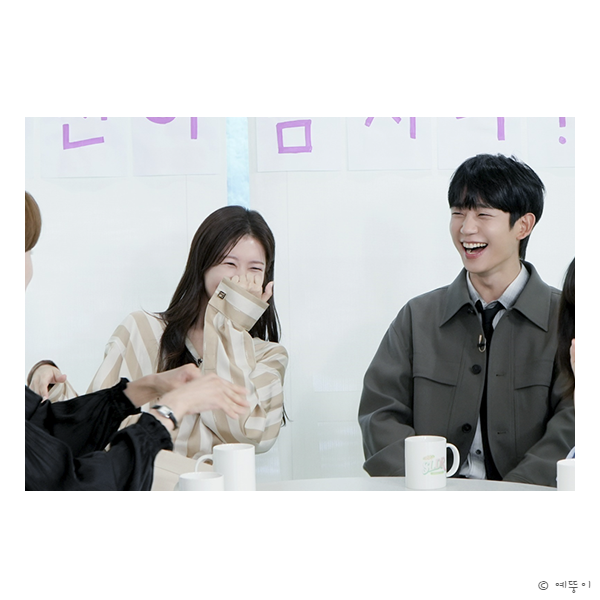 엄친아 케미 난리난 <b>정해인</b><b>정소민</b> 펜디 실크 셔츠 블라우스... 